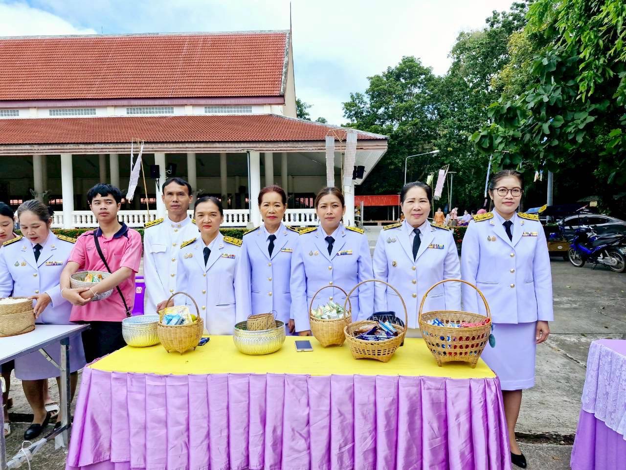 พช.บ้านม่วง ร่วมพิธีทำบุญตักบาตรถวายพระราชกุศล เนื่องในวันปิยมหาราช